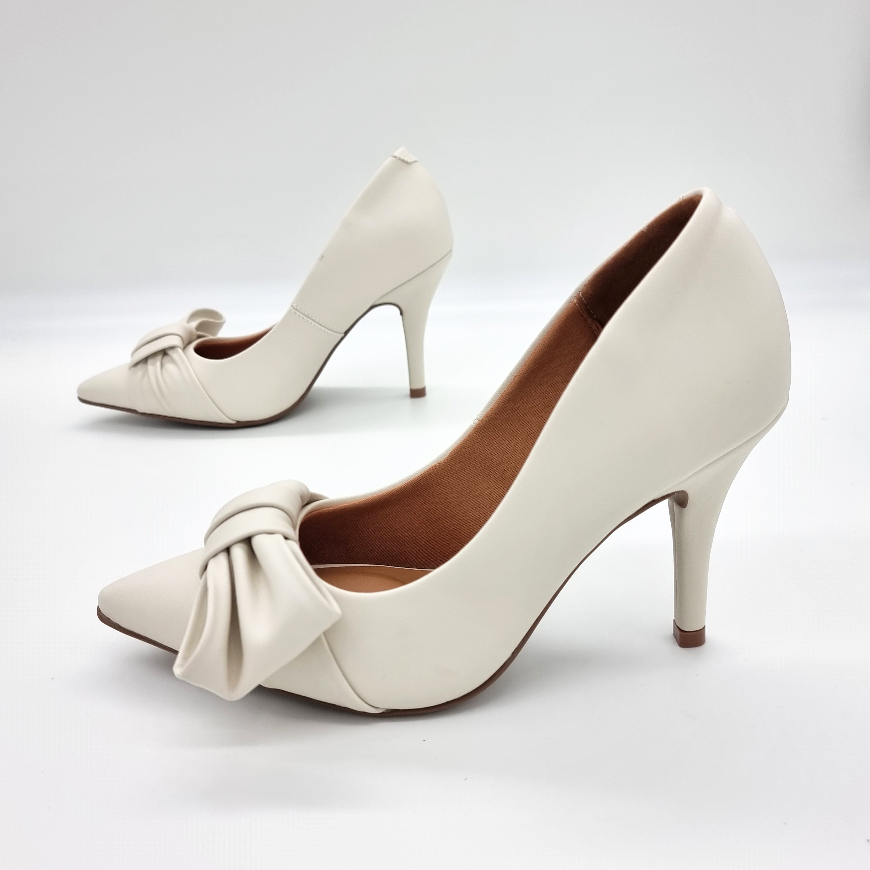 Vizzano 1184-1183 Pointy Toe Pump in Off White Napa